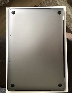 Macbook pro 15 2018 (4 фото из 5)