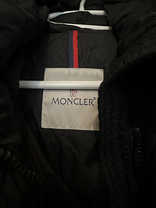 Женская куртка Moncler. (4 фото из 5)
