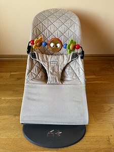 Кресло babyBjörn + игрушка