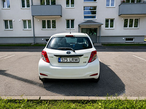 Toyota Yaris Hybrid (4 фото из 7)