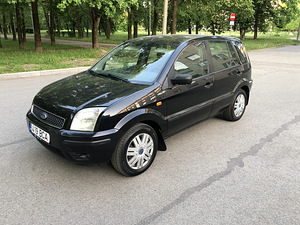 Ford Fusion (1 foto / 7)
