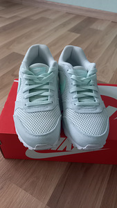 Nike tossud s. 37.5 (2 foto / 3)
