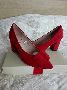 Новые красные туфли