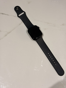 Apple Watch 7 45mm (1 foto / 5)