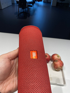Беспроводная колонка JBL (1 фото из 4)
