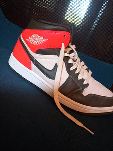 Nike air jordan 1 mid (2 foto / 4)
