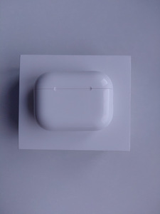 AirPods Pro 3 vasak kõrvaklapp laadimiskarbiga. (2 foto / 7)