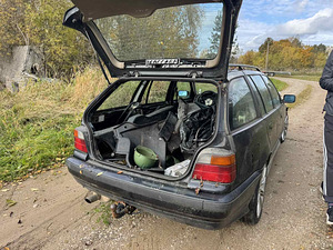 BMW e36 на запчасти (3 фото из 3)