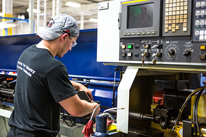 LASERMASINA (CNC) OPERAATORID (4 foto / 4)