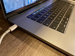 MacBook Pro “16” i9, 2.3 Ghz, 32GB, 1 TB, Radeon 5500 8GB (3 foto / 5)