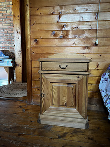 Täispuidust öökapp 47x37x62 (1 foto / 2)