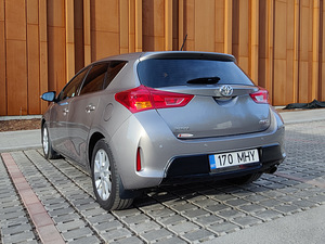 Toyota Auris 2013, 1.6 bensiin, automaat (5 foto / 9)