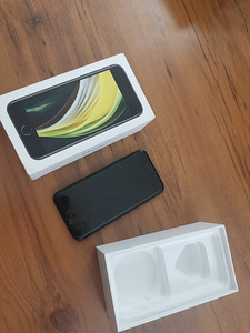 iPhone Se 2020 с коробкой (1 фото из 7)