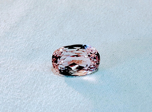 Kunziit; natuur;7,48ct; hele virsiku-roosa; KUI!; Afganistan (3 foto / 9)