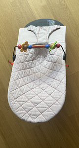 BabyBjörn lamamistool mänguasjuga (3 foto / 4)