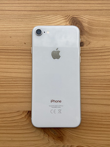 iPhone 8 64 ГБ серебристый (2 фото из 7)