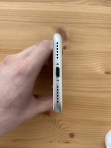 iPhone 8 64 ГБ серебристый (6 фото из 7)