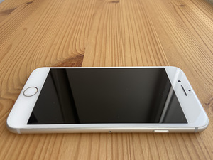 iPhone 8 64 ГБ серебристый (7 фото из 7)