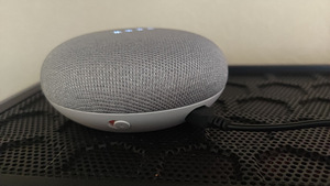 Умная колонка Google Home Mini Charcoal (3 фото из 4)