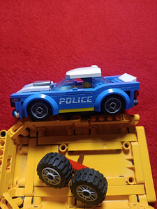 Lego Jeep Wrangler, Police Car, детали от трактора John Deere (9 фото из 10)