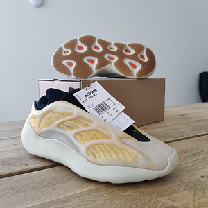 Adidas Yeezy Boost 700 V3 Mono Safflower EU 43⅓ (2 foto / 6)