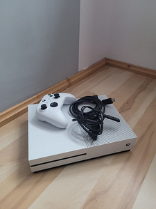 Xbox One 1TB + 2 Mängud. (1 foto / 4)