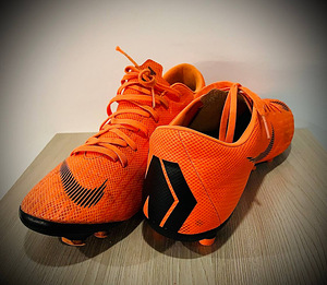 Jalgpallijalatsid NIKE (kasutatud) (3 foto / 3)