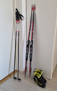 Laste suusad + klambrid, suusakepid ja saapad (1 foto / 3)