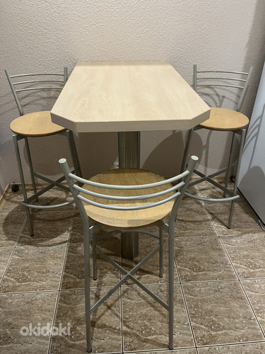Кухонный стол и 3 стула (фото #1)