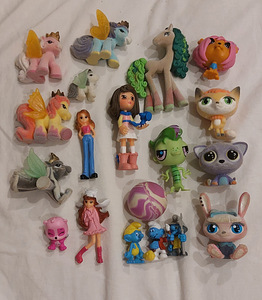 Много разных маленьких игрушек
