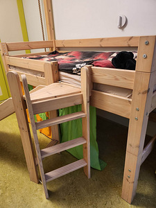 Müüa täispuidust liumäega lastevoodi (3 foto / 6)