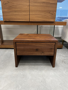 UUS! Hasena ÖÖKAPP 48/35/40 cm massiivne pähkelpuu (1 foto / 4)