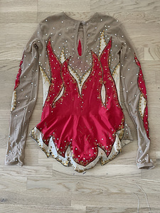 Iluvõimlemiskostüüm s 158 (2 foto / 2)