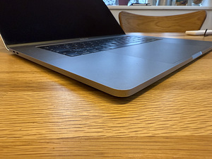 MacBook Pro 15" (2019) – i9 / 16GB RAM / 512GB SSD (6 foto / 9)
