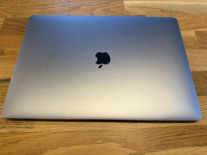 MacBook Pro 15" (2019) – i9 / 16GB RAM / 512GB SSD (7 foto / 9)