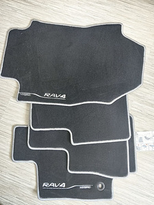 Tekstiilist matid Toyota RAV4-le (1 foto / 1)
