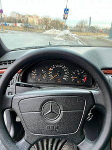 Mercedes-Benz e 220d (7 foto / 7)