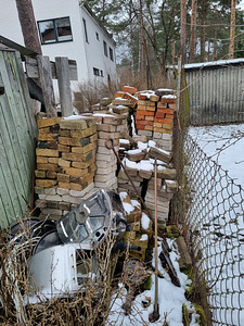 Ära anda telliskivid ja eterniit plaate. (1 foto / 2)
