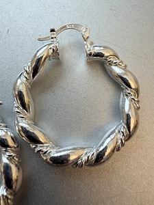 Новые модные серьги-кольца из серебристого металла. (2 фото из 3)