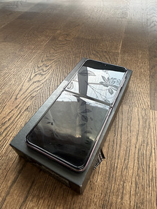 Samsung Galaxy Z Flip 4 (4 foto / 8)