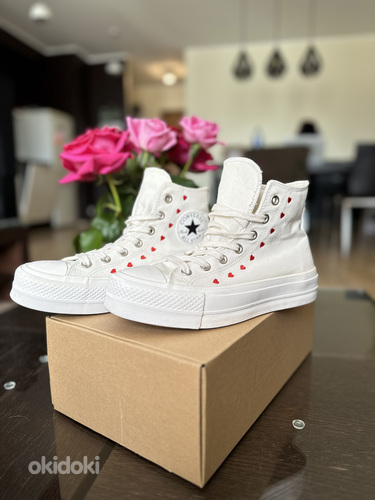 CONVERSE WOMEN'S CHUCK TAYLOR ALL STAR HEARTS HIGH TOP SHOES (фото #1)