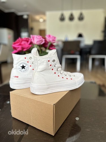 CONVERSE WOMEN'S CHUCK TAYLOR ALL STAR HEARTS HIGH TOP SHOES (фото #2)