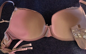 Victoria Secreti büst (2 foto / 5)