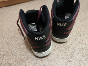 Кроссовки Nike (3 фото из 7)