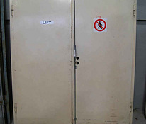 Металлическая дверь с двумя дверями