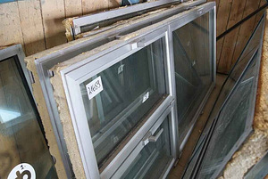 Алюминиевые окна разных размеров, 33 шт.