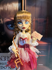 Monster high/ Shadow high Dolls (2 foto / 10)