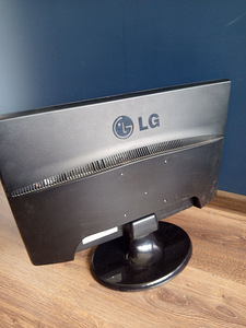 LG Flatron W2243S 22" Widescreen LCD Monitor 1080p HD (3 foto / 4)