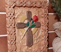 Вырезанная из дерева картина "Крест в раме"