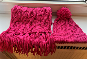Красивый зимний комплект шапка + шарф для девочки